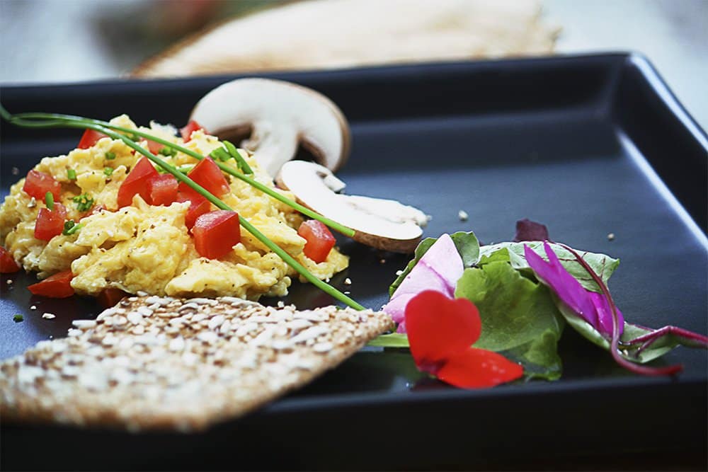 Frühstück: Rührei mit Tomaten Champignons, Salat