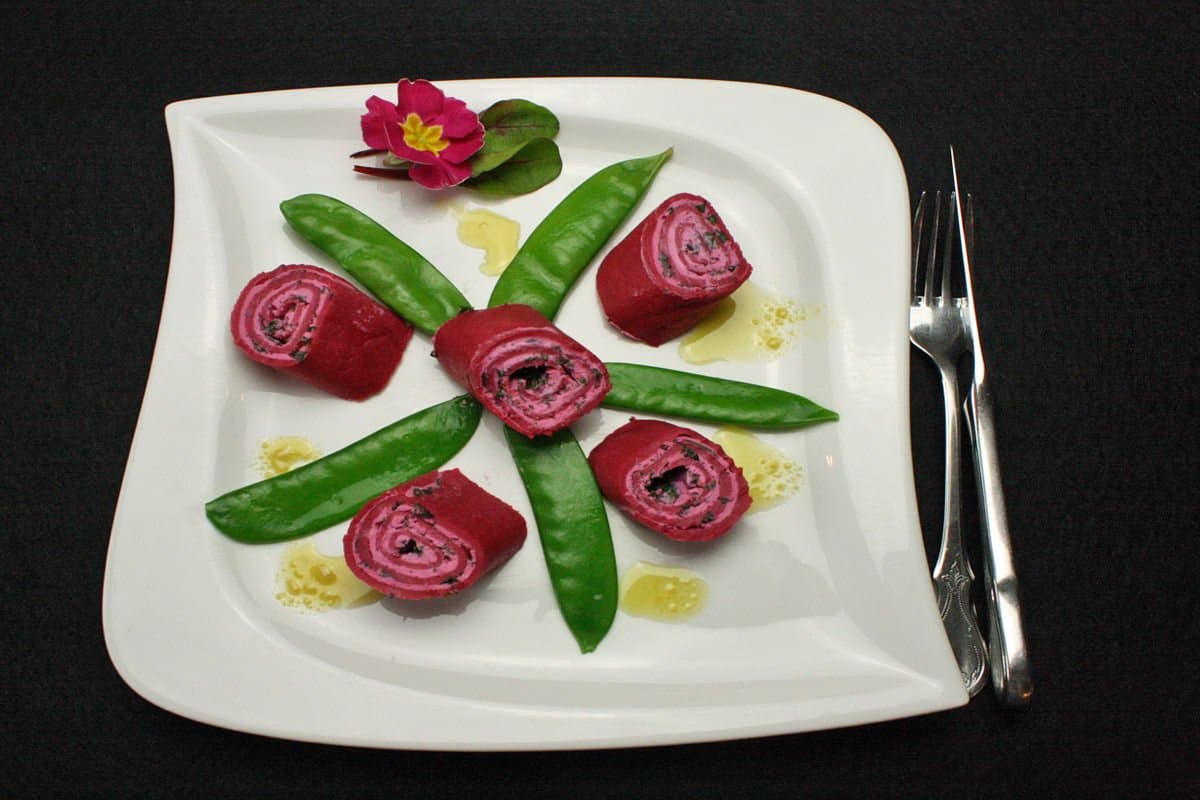 Rote Beete Crepe mit Kräuterfüllung und Zuckerschoten